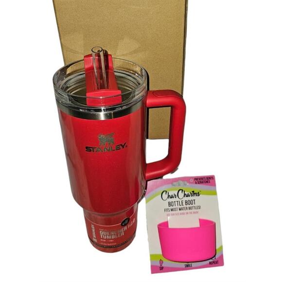Stanley x Elf Red Delicious 40oz Quencher H2.0 Tumbler & Pink Bottle Boot NEW - Picture 2 of 10